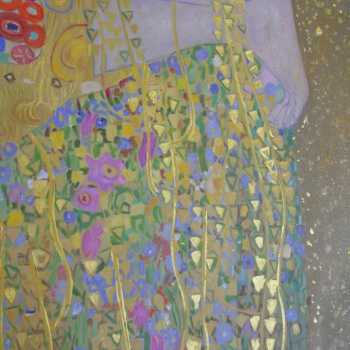 Golden pigments integrated into the composition, painted surface and motifs