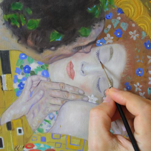 Oil-painted detail inspired by Klimt’s The Kiss – decorative motifs and gilded material in progress